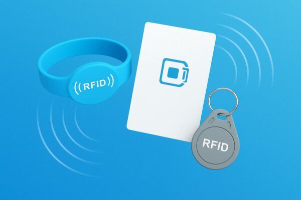 Illustration de supports RFID : bracelet, carte et porte-clé